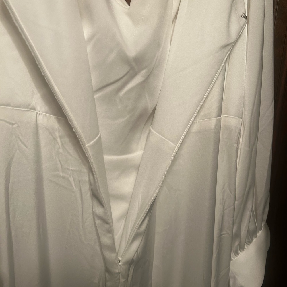 Wedding dress-never worn - Picture 7 of 11